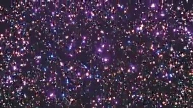 Parıltılı parçaların düşüşünü kutla