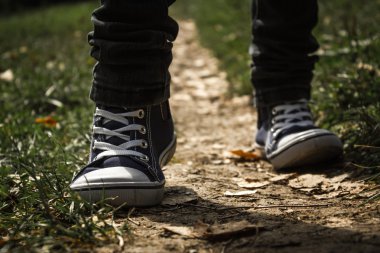 bir yolda yürürken