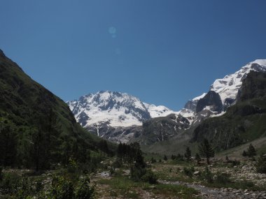 karlı dağlar ve Yeşil Vadi, kanyon