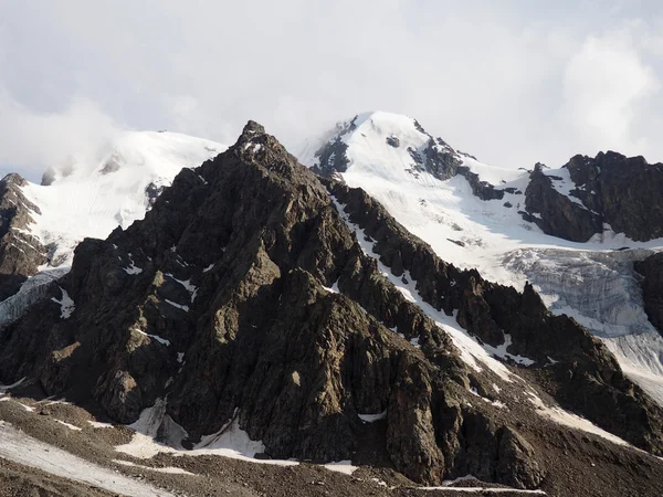 Vue du matin sur le sommet de la montagne — Photo