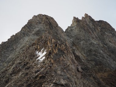sabah erkenden. Dağ doruklarına. Şafak. ay