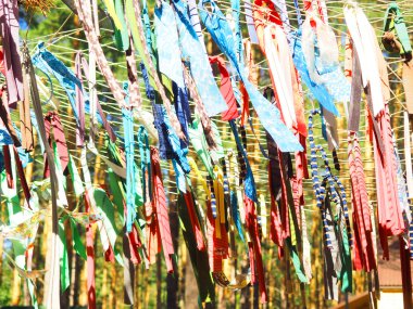 Rüzgarda birkaç küçük parçalar yapılmış parlak renk kumaş