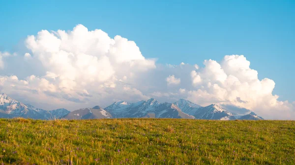Almaty bölgesindeki Kolsay Gölü 'nün yanındaki dağlar. Kazakistan