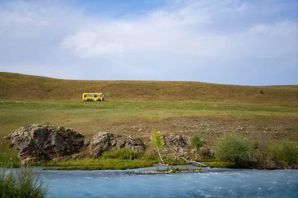 Kazak bozkırında yalnız bir otobüs duruyor.