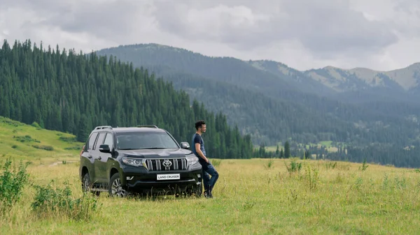 Araba ve ormanda bir adam Kazakistan 'da, Satty