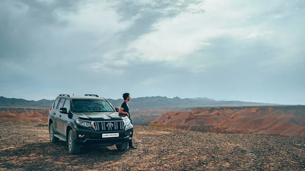 Araba ve kanyonda bir adam.