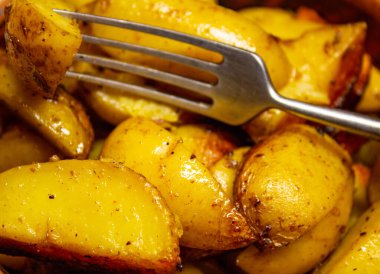 Baharatlı kızarmış patates ve çıtır çıtır ekmek, çok iştah açıcı görünüyor.