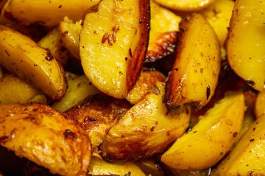 Baharatlı kızarmış patates ve çıtır çıtır ekmek, çok iştah açıcı görünüyor.