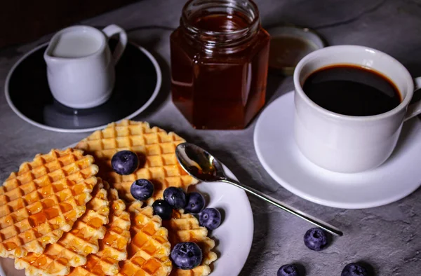 Herbstfrühstück Mit Frischem Gebäck Zusammen Mit Honig Und Kaffee Mit — Stockfoto