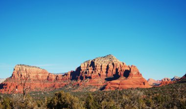 Tan ve kırmızı kayaların etrafında Sedona, Arizona dağların katmanlı
