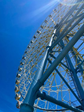 Georgia 'daki lunaparktan dönme dolap.