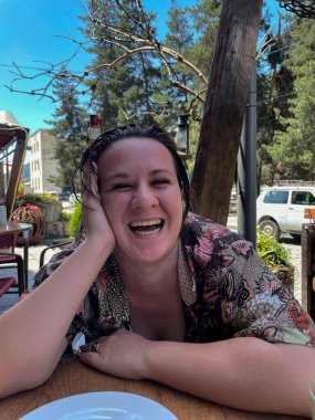 Güzel kız, gülümseyen model, mutlu yüz.