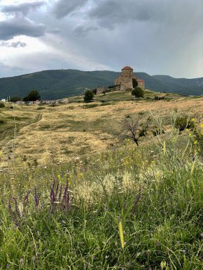 Gürcistan 'daki dağlar, geniş tarlalar, Gürcistan' ın güzel doğası, bir tarladaki kilise.