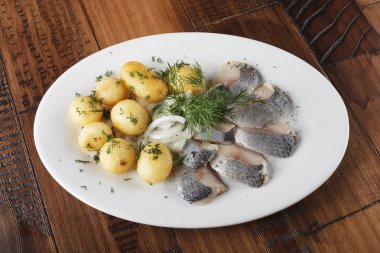 Ringa balığı genç patates ile