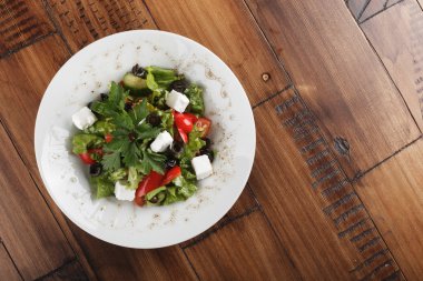 Beyaz tabakta Yunan salatası.
