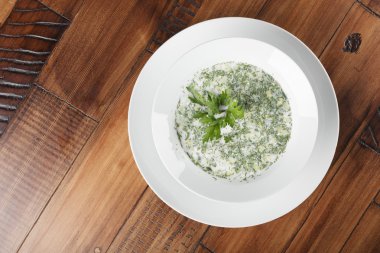 Rus ve Ukraynalı geleneksel soğuk çorba (okroshka)