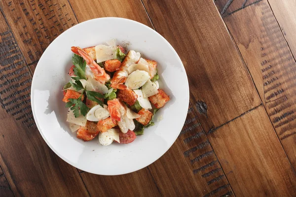 Caesar salad with king prawns — Stock Photo, Image