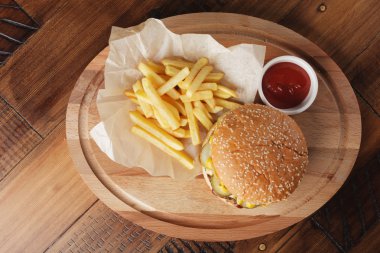 Patates kızartmalı çizburger.