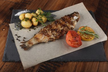 Kızarmış alabalık balık