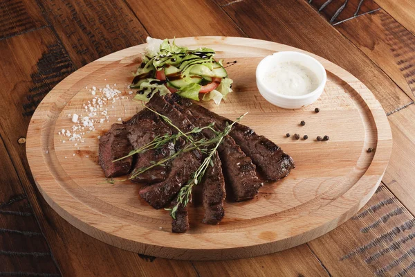 Bife de saia com salada — Fotografia de Stock