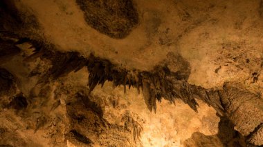 Sarı ışıklı yeraltı kireçtaşı mağarası