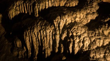 Sarı ışıklı yeraltı kireçtaşı mağarası