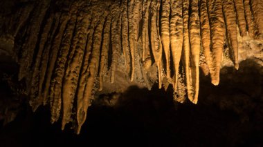 Sarı ışıklı yeraltı kireçtaşı mağarası