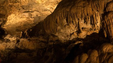 Sarı ışıklı yeraltı kireçtaşı mağarası