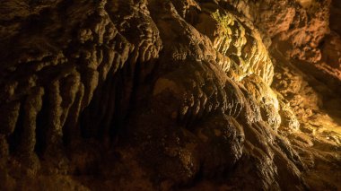 Sarı ışıklı yeraltı kireçtaşı mağarası