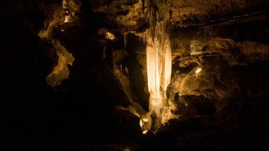 Mağara kaya duvarları manzara manzarası. Mağaraya sihirli ışık