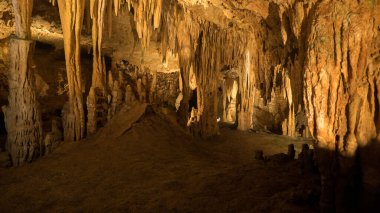 Mağara kaya duvarları manzara manzarası. Mağaraya sihirli ışık