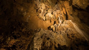 Mağara kaya duvarları manzara manzarası. Mağaraya sihirli ışık