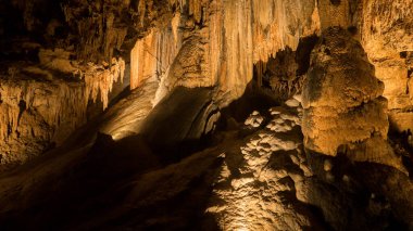 Mağara kaya duvarları manzara manzarası. Mağaraya sihirli ışık