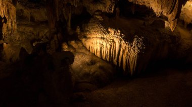 Mağara kaya duvarları manzara manzarası. Mağaraya sihirli ışık