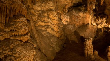 Mağara kaya duvarları manzara manzarası. Mağaraya sihirli ışık