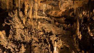 Mağara kaya duvarları manzara manzarası. Mağaraya sihirli ışık