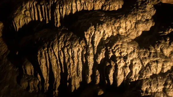 Sarı ışıklı yeraltı kireçtaşı mağarası