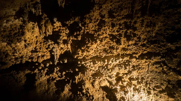 岩壁岩洞景观 魔法光进入洞穴 — 图库照片