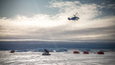 Antarktika kıyılarında helikopterle kargoyu buza boşaltıyor..