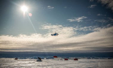 Antarktika kıyılarında helikopterle kargoyu buza boşaltıyor..