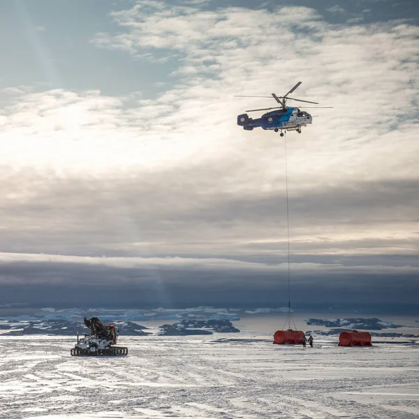 Carga Descarga Aviação Gelo Com Helicóptero Costa Antártida — Fotografia de Stock