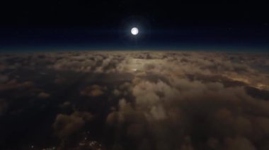 Şehir ve dağlar gece uçan bir uçaktan görüldüğü gibi. Ay ufukta beliriyor ve bulutlar sisli bir havada gölgeler bırakıyor.