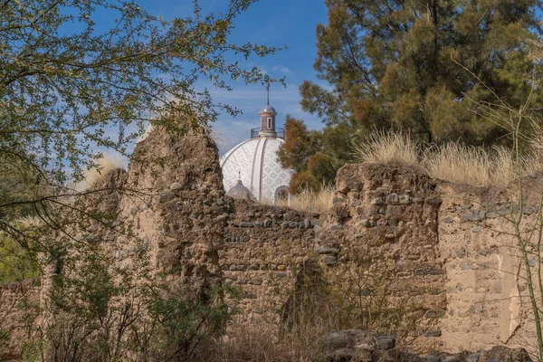 Église Rurale Derrière Les Maisons Ruine — Photo