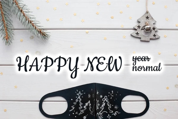 Noel 'de koruyucu yüz maskesi takmak ve mutlu yeni yıl ünvanı almak için dekore edilmiş. Coronavirus noel süslemesi, el çizimi Noel ağaçlı şenlikli yüz maskesi.