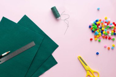 Evde küçük keçeli Noel ağacı nasıl yapılır? Adım adım talimatlar. Eller DIY projesini takip etmeyi kolaylaştırıyor. Adım 1: Keçe, makas, kalem, cetvel, iplik, iğne ve dekorasyon hazırlayın