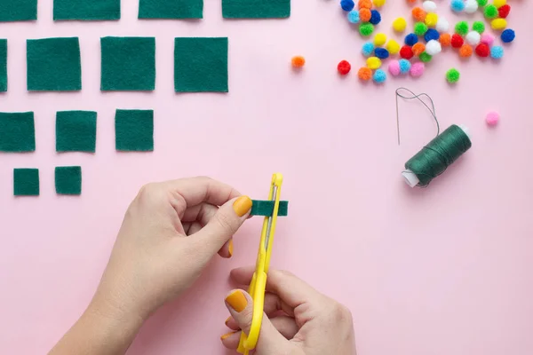 Evde küçük keçeli Noel ağacı nasıl yapılır? Adım adım talimatlar. Eller DIY projesini takip etmeyi kolaylaştırıyor. Üçüncü adım: Keçeli kalemleri kes