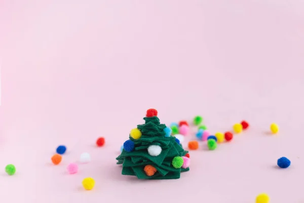 Evde küçük keçeli Noel ağacı nasıl yapılır? Adım adım talimatlar. Eller DIY projesini takip etmeyi kolaylaştırıyor. Adım 8: Küçük Noel ağacını yerleştir ve kutla