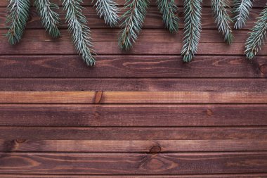 Tahta masa ve gümüş ladin ile dümdüz yatıyordu. Noel ve yeni yıl geçmişi kahverengi ve yeşildir. Boşluğu kopyala