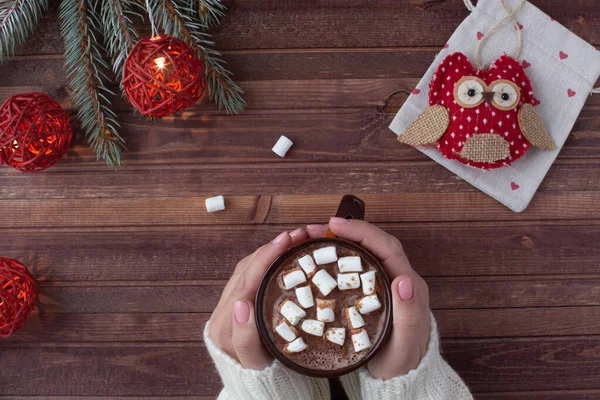 Boże Narodzenie płaskie leżały z prezentem noworocznym, ręce kobiet trzymających gałązki świerku filiżanki kakao i czerwone światła — Zdjęcie stockowe