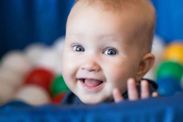 Alegre Niña Sonriente Con Pelo Rubio Los Ojos Azules Sentados —  Fotos de Stock